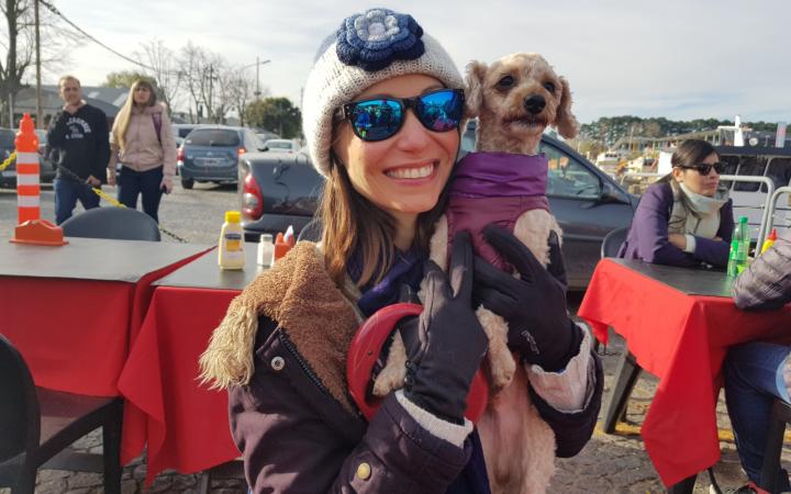 Con Milo, su caniche. 