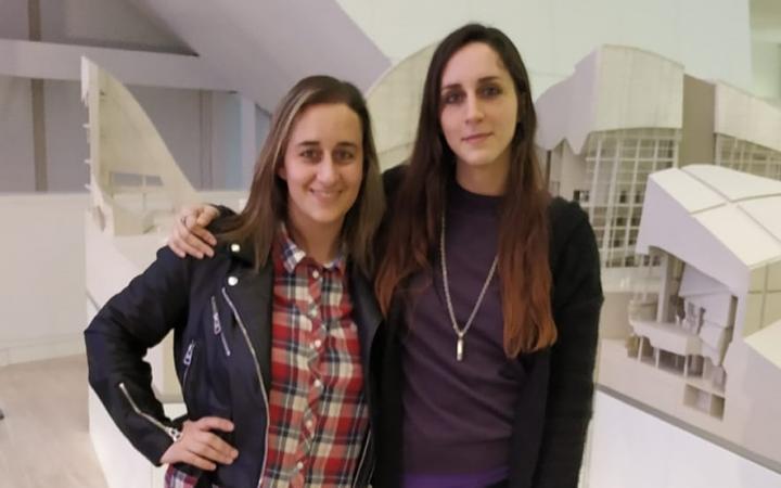 Gala Patiño, a la derecha, becaria BEME