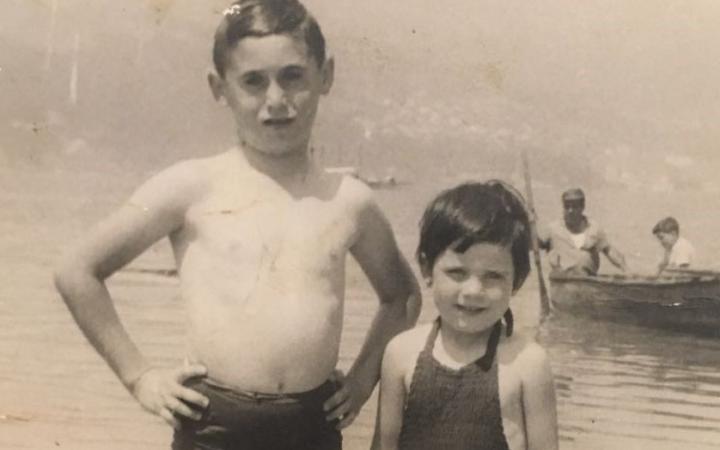 O pai de Viviana e a súa curmá, na praia da Punta da Guía