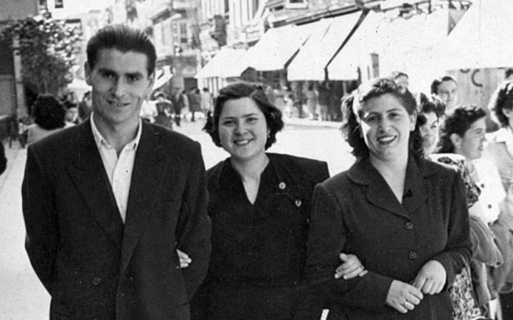 O avó de Viviana Martínez, coa súa cuñada e a súa muller, na rúa Príncipe