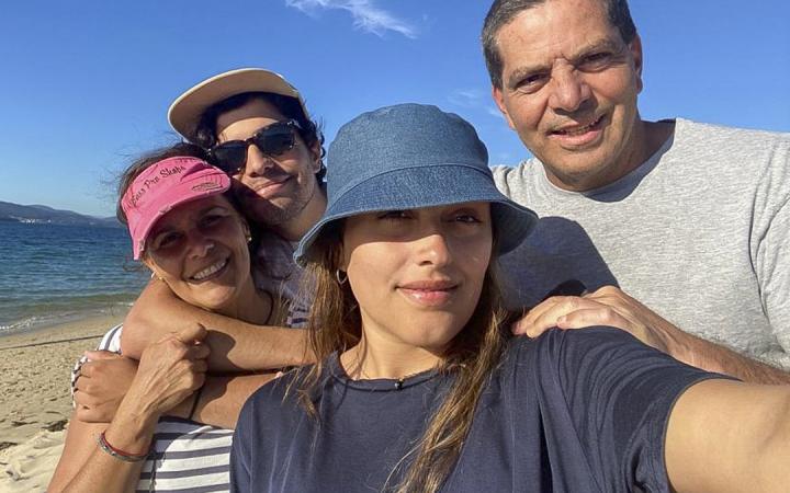 Álvaro con su mujer y sus hijos en la playa de Aguieira. 