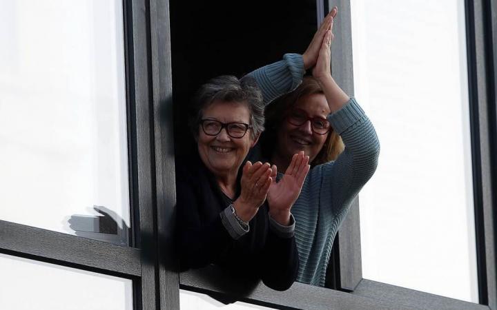 vecinas en las ventanas durante el confinamiento
